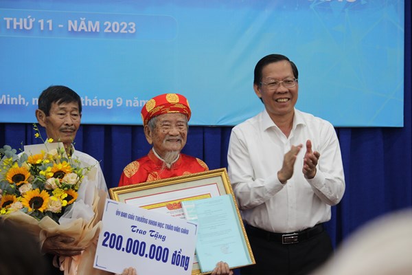 Trao Giải thưởng Trần Văn Giàu cho nhà nghiên cứu Nguyễn Đình Tư - Anh 1