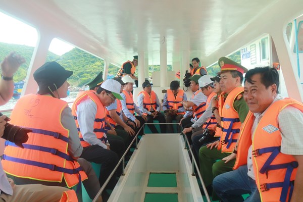 Ninh Thuận: Kiểm tra, xử lý hoạt động du lịch “chui” trên vịnh Vĩnh Hy - Anh 1