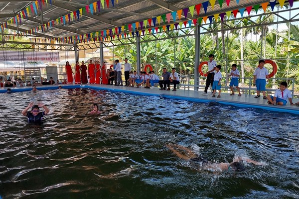 Đưa vào sử dụng hồ bơi lắp ráp cho học sinh vùng rốn lũ Quảng Ngãi - Anh 2