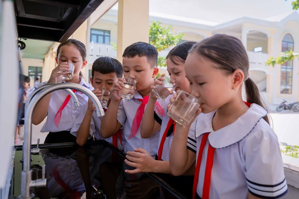 Trao tặng hệ thống xử lý nước uống sạch cho 10 trường học vùng cao ở Quảng Nam - Anh 1