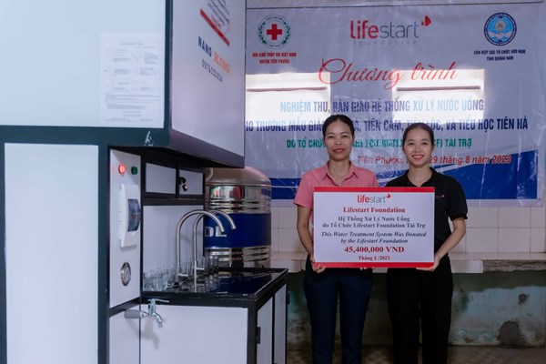 Trao tặng hệ thống xử lý nước uống sạch cho 10 trường học vùng cao ở Quảng Nam - Anh 2
