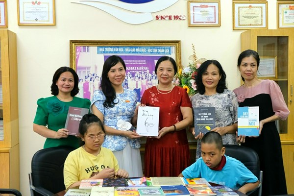 Trao tặng sách, quà đến thiếu nhi có hoàn cảnh khó khăn, khuyết tật - Anh 2