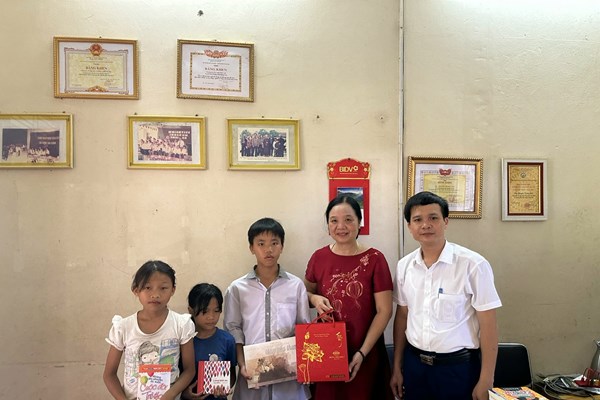 Trao tặng sách, quà đến thiếu nhi có hoàn cảnh khó khăn, khuyết tật - Anh 3