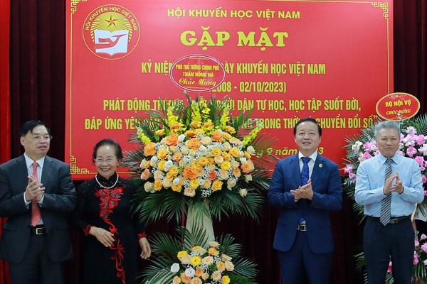 Khuyến học để khơi dậy sức mạnh, trí tuệ con người Việt Nam - Anh 2