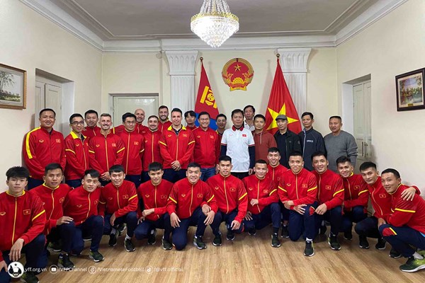 Tuyển Futsal Việt Nam thăm trụ sở Đại sứ quán Việt Nam tại Mông Cổ trước thềm giải châu Á - Anh 2