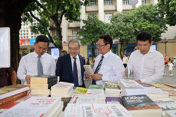 Ha Noi: Trien khai thanh toan khong dung tien mat tai quan Hoan Kiem - Anh 2