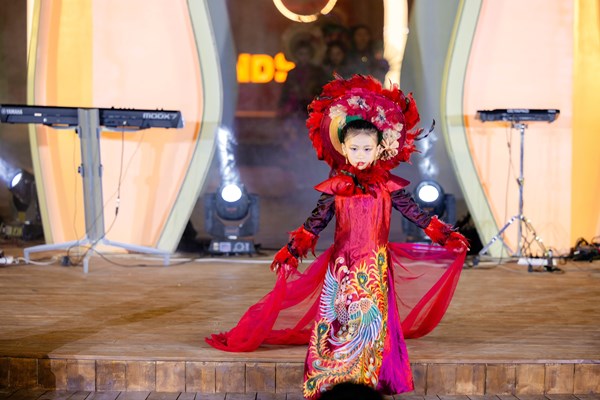 Á quân siêu mẫu nhí diễn Firstface tại sự kiện giao lưu văn hoá Trung - Việt - Anh 1