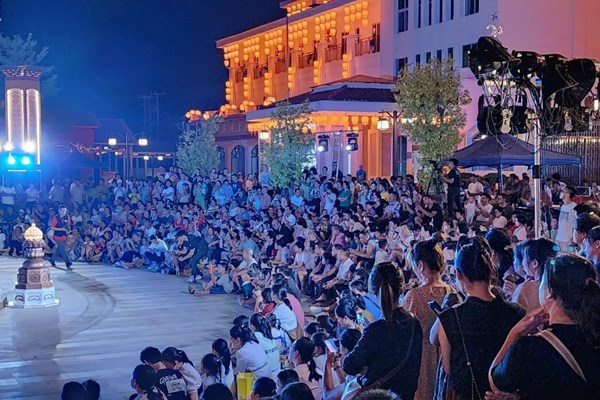 Á quân siêu mẫu nhí diễn Firstface tại sự kiện giao lưu văn hoá Trung - Việt - Anh 2