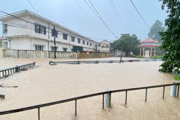 Mưa rất to gây ngập lụt, Thừa Thiên Huế cho học sinh toàn tỉnh nghỉ học - Anh 1
