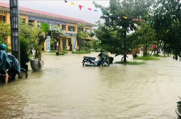 Mưa rất to gây ngập lụt, Thừa Thiên Huế cho học sinh toàn tỉnh nghỉ học - Anh 2