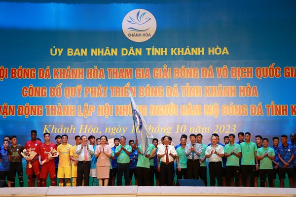 Gần 8 tỉ đồng đóng góp cho Quỹ Phát triển bóng đá tỉnh Khánh Hòa - Anh 1