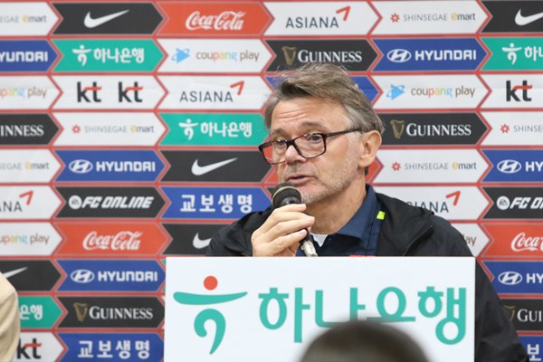 HLV Troussier: Trận đấu với Hàn Quốc giúp chúng tôi hoàn thiện lối chơi, đội hình hướng tới vòng loại World Cup 2026 - Anh 1