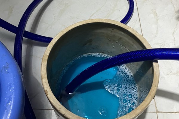 Nước sạch ở Khu đô thị Thanh Hà: Hết khốn khổ vì mùi, lại lo lắng về màu - Anh 1