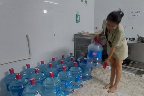 Khu đô thị Thanh Hà: Trường mầm non bỏ tiền triệu mua nước mỗi ngày - Anh 1