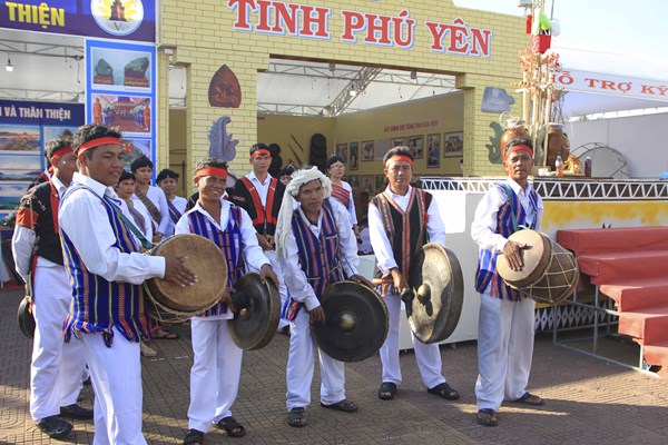 Níu chân du khách bằng trống đôi, cồng ba, chiêng năm - Anh 1