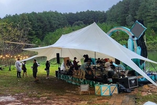 Lâm Đồng: Buộc dừng chương trình biểu diễn âm nhạc và cắm trại “chui” tại KDL quốc gia hồ Tuyền Lâm - Anh 2