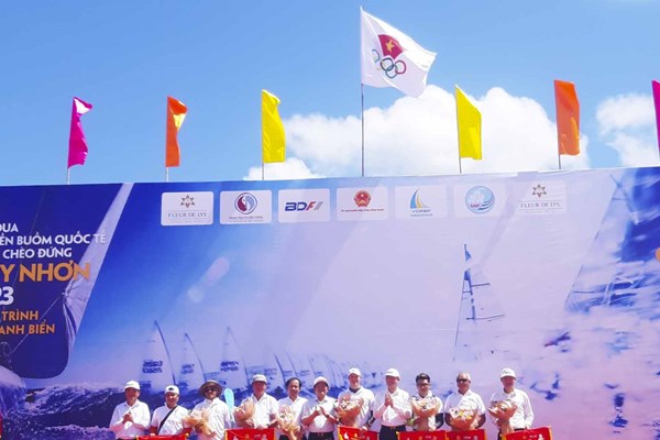 Hơn 100 VĐV tham gia đua tài tại Giải đua thuyền buồm Quốc tế và Ván chèo đứng Quy Nhơn 2023 - Anh 2