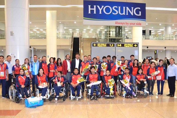 Đoàn Thể thao Người khuyết tật Việt Nam về nước sau Asian Para Games 4 - Anh 2