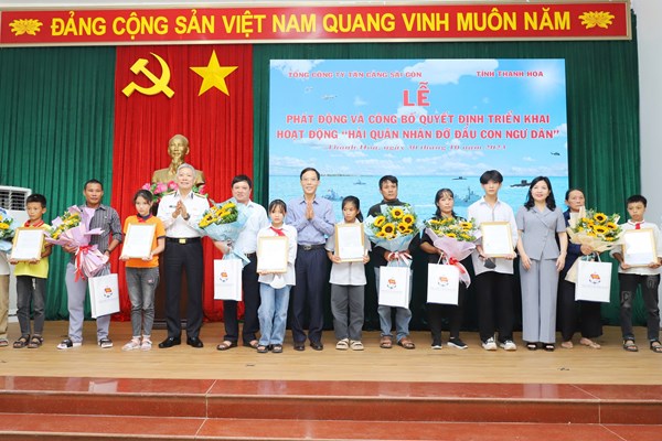 Tổng công ty Tân Cảng Sài Gòn nhận đỡ đầu con ngư dân tại Thanh Hóa - Anh 3