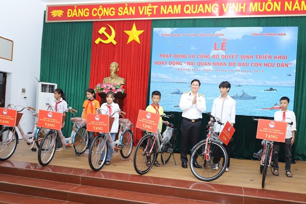Tổng công ty Tân Cảng Sài Gòn nhận đỡ đầu con ngư dân tại Thanh Hóa - Anh 5