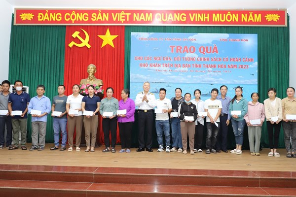 Tổng công ty Tân Cảng Sài Gòn nhận đỡ đầu con ngư dân tại Thanh Hóa - Anh 6