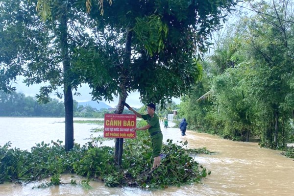 Hà Tĩnh: Lũ lụt cô lập nhiều địa phương, ba người chết và mất tích - Anh 3