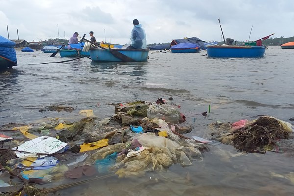 Quảng Ngãi: Bãi biển ngập rác sau mưa lớn - Anh 2