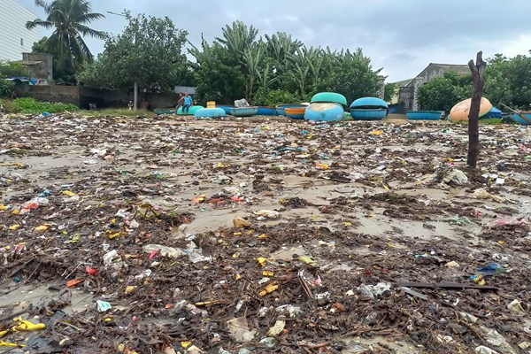 Quảng Ngãi: Bãi biển ngập rác sau mưa lớn - Anh 4