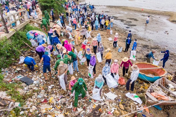 Quảng Ngãi: Bãi biển ngập rác sau mưa lớn - Anh 5