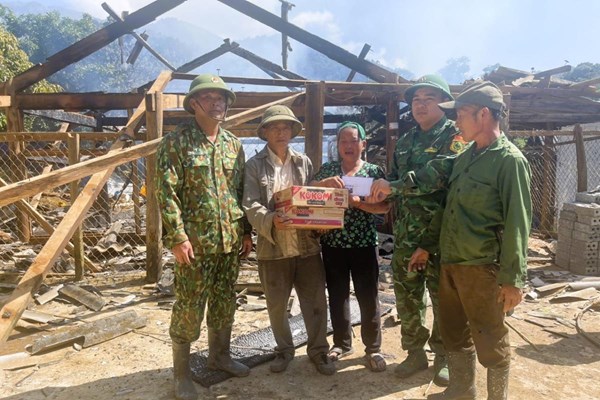 Bộ đội Biên phòng chữa cháy, hỗ trợ gia đình người Mông bị hoả hoạn - Anh 1