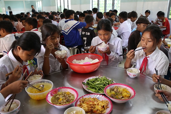 Bữa ăn bán trú nâng bước học trò nghèo ở huyện vùng cao Quảng Ngãi - Anh 2