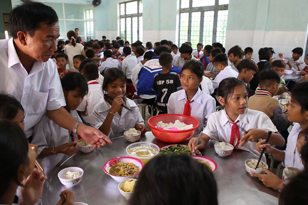 Bữa ăn bán trú nâng bước học trò nghèo ở huyện vùng cao Quảng Ngãi - Anh 3