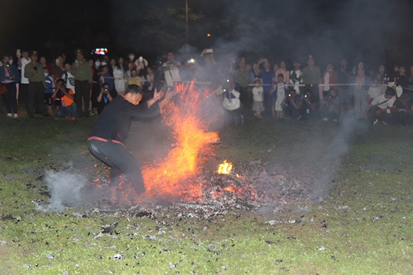 Trình diễn Lễ Nhảy lửa của người Pà Thẻn ở tỉnh Tuyên Quang - Anh 3