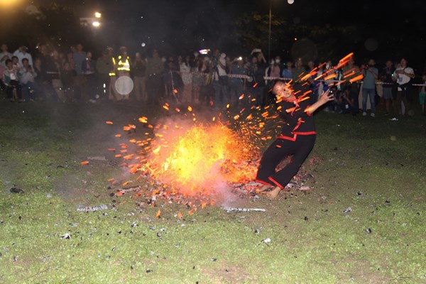 Trình diễn Lễ Nhảy lửa của người Pà Thẻn ở tỉnh Tuyên Quang - Anh 4