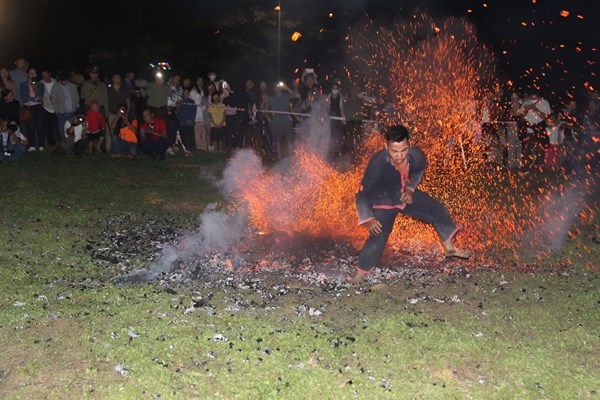 Trình diễn Lễ Nhảy lửa của người Pà Thẻn ở tỉnh Tuyên Quang - Anh 5