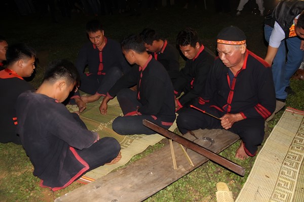 Trình diễn Lễ Nhảy lửa của người Pà Thẻn ở tỉnh Tuyên Quang - Anh 2