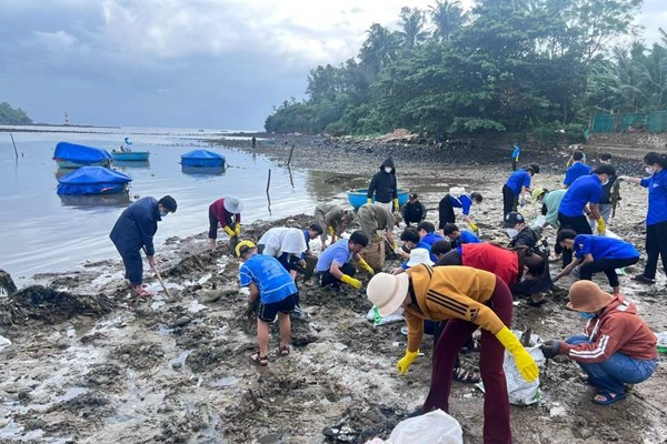 Quảng Ngãi: Hơn 1.000 tình nguyện viên ra quân thu gom rác bãi biển - Anh 1