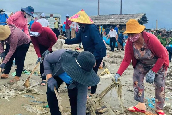 Quảng Ngãi: Hơn 1.000 tình nguyện viên ra quân thu gom rác bãi biển - Anh 2