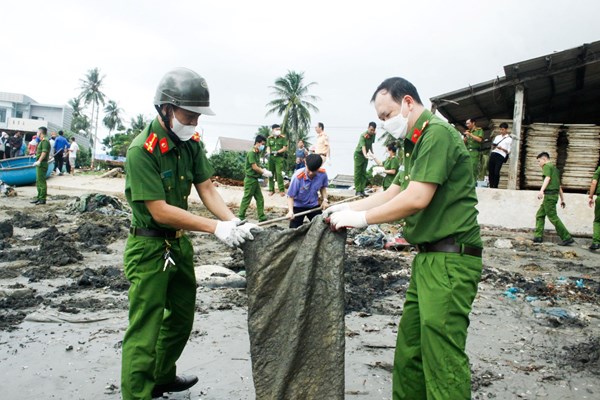 Quảng Ngãi: Hơn 1.000 tình nguyện viên ra quân thu gom rác bãi biển - Anh 3