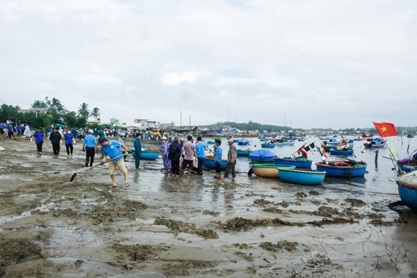 Quảng Ngãi: Hơn 1.000 tình nguyện viên ra quân thu gom rác bãi biển - Anh 4