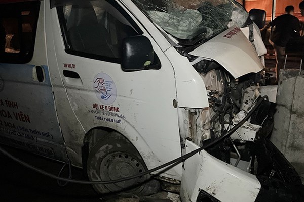 Xe cứu thương mất lái tông gãy cột điện, hơn 750 hộ bị mất điện - Anh 1
