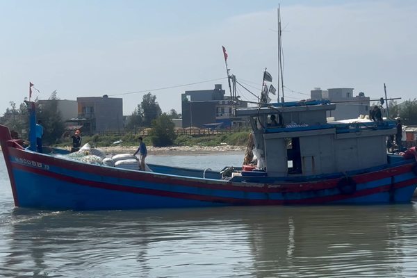 Hai tàu cá ở Quảng Ngãi dính nhiều sai phạm bị phạt hơn 3,1 tỉ đồng - Anh 1