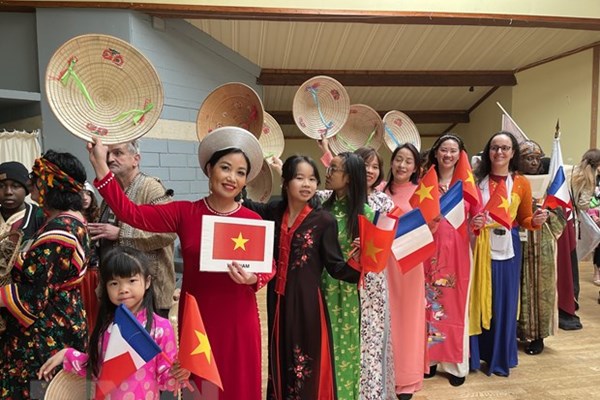 Đẩy mạnh công tác dạy tiếng Việt, truyền thụ bản sắc văn hoá cho người Việt Nam ở nước ngoài - Anh 1