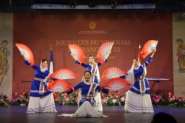 Quảng bá văn hóa Việt Nam tại Pháp - Anh 1