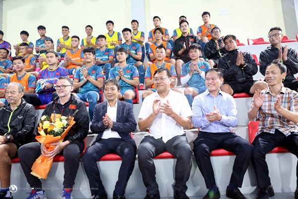 Động viên đội tuyển Việt Nam trước trận khai màn vòng loại thứ hai FIFA World Cup 2026 - Anh 2