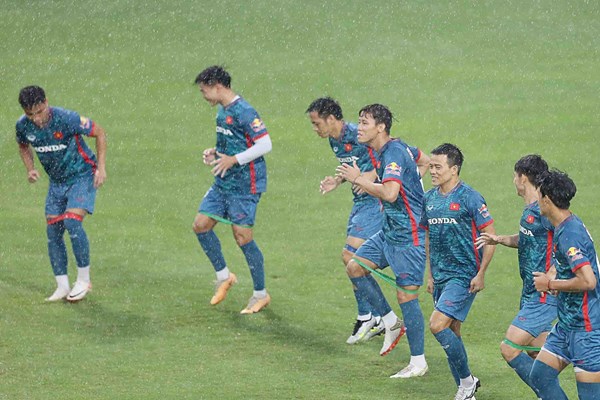 Tuyển Việt Nam rút gọn danh sách chuẩn bị cho vòng loại World Cup 2026 - Anh 1