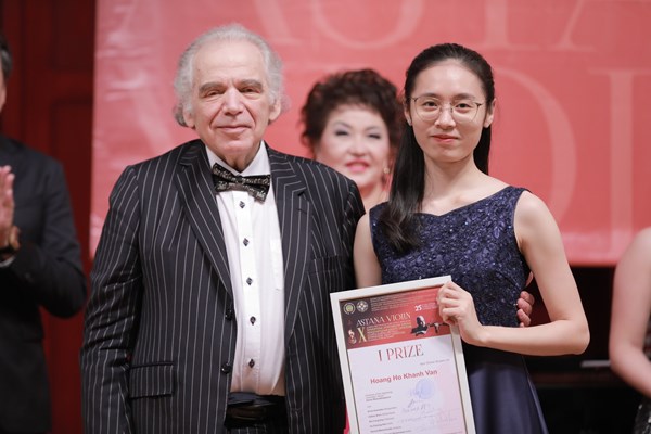 Hoàng Hồ Khánh Vân đoạt giải Nhất ở Cuộc thi Violin quốc tế - Anh 1