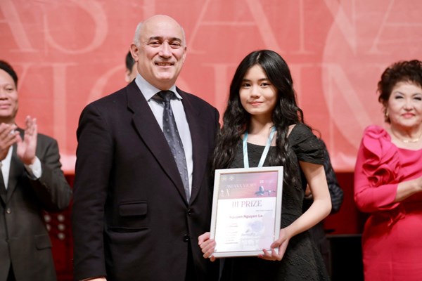 Hoàng Hồ Khánh Vân đoạt giải Nhất ở Cuộc thi Violin quốc tế - Anh 2