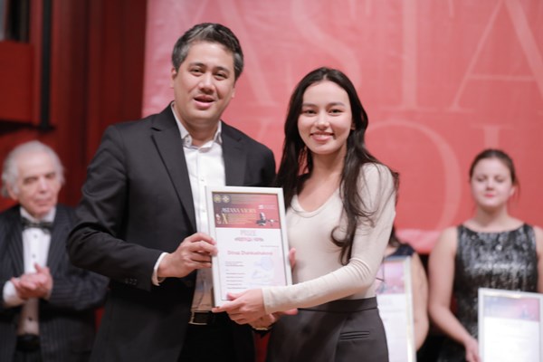 Hoàng Hồ Khánh Vân đoạt giải Nhất ở Cuộc thi Violin quốc tế - Anh 3