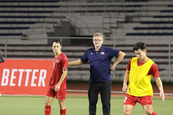Tuyển Việt Nam gấp rút chuẩn bị cho trận đấu với Philippines - Anh 1